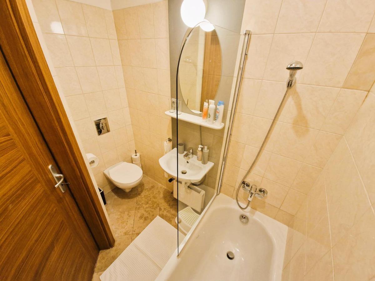 בודפשט Halasz 2-Bedroom Apartment Near Castle, Free Public Parking Nearby מראה חיצוני תמונה